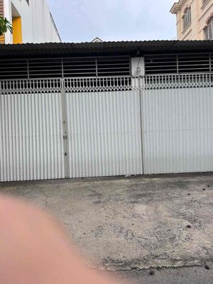Rent a warehouse on the 1st street. Tên Lửa.