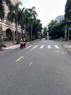 Rent a warehouse on the 1st street. Tên Lửa.