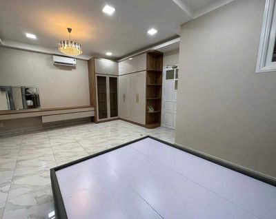 We need to rent a place to sync. 8 A số 72 Street.