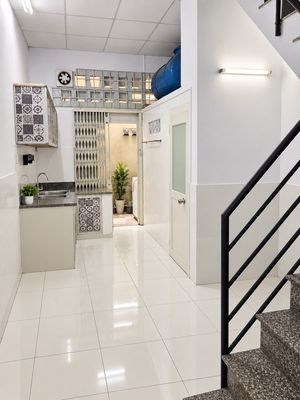 Hot! 10th, two floors -- 12 million a month.