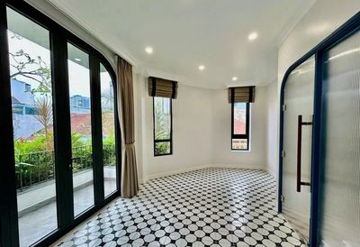 Rent two-two-two Lam Sơn, qbt - equal to 6.5 M, 3 floors plus st, 59 million.