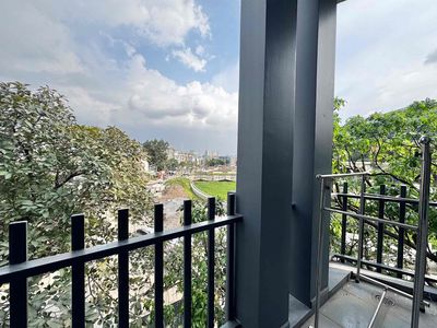 New rooms with guards, balconys, windows, near Lang University.