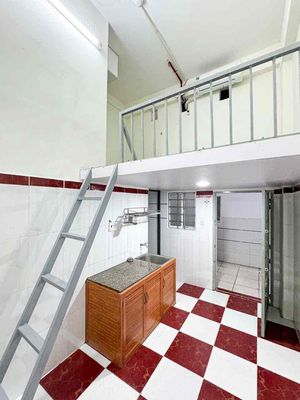 From three to five there's a two-M high guard apartment next to the royal park.