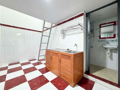 From three to five there's a two-M high guard apartment next to the royal park.