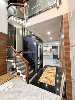 We have a three-story earthquake with a Tân kì Tân quý elevator.