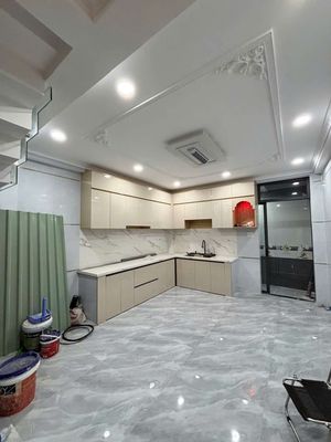 We have a three-story earthquake with a Tân kì Tân quý elevator.