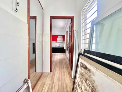 The sky window studio is 30 meters wide, ready for air conditioning, near the camel market