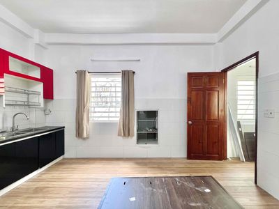 The sky window studio is 30 meters wide, ready for air conditioning, near the camel market