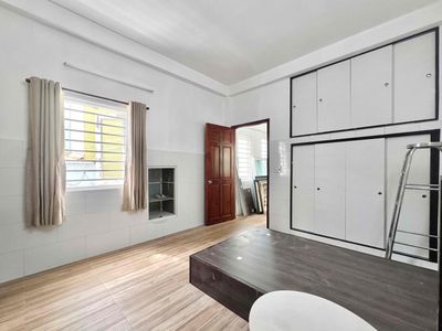 The sky window studio is 30 meters wide, ready for air conditioning, near the camel market