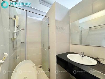 Super Dupx full interior close to 10th county, open sky windows.