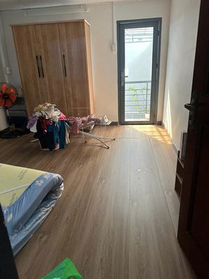 Renting two fronts to số 9.