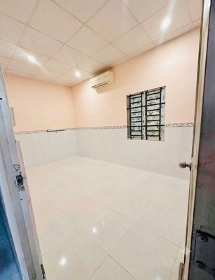 Rent a six-p street house. Linh Trung. The area of 100 meters has three bedrooms. Two toilets.