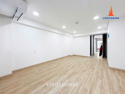 The kitchen studio has a super-wide backyard -- a brand new ground floor.