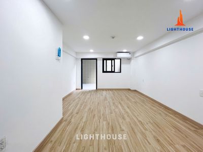 The kitchen studio has a super-wide backyard -- a brand new ground floor.