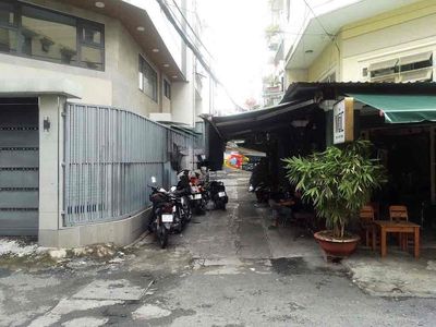 2 bedroom 4 x12 Tô Hiến Thành. Car alley