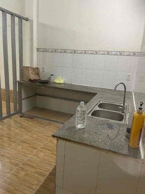To rent a house with a Bà Điểm broad courtyard