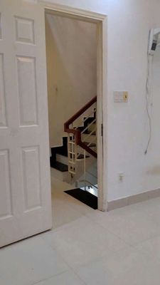 Rent a three-story ground house, four bedrooms three to Lê Văn Sỹ bedroom.