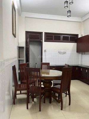The house smells good! Four meters of garden, four x 17 meters, two floors, four bedrooms, three toilets.