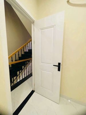 Rent a three-story new three-story apartment of four-four toilets - nearly every square corner.