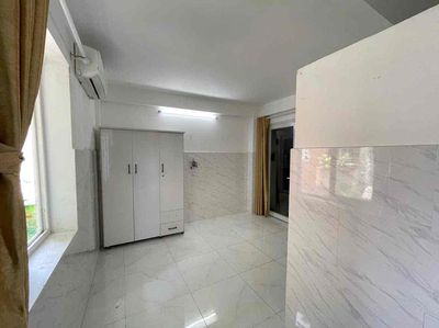 Near the University of Wentang, Yang Kuang Five, rented a new state room