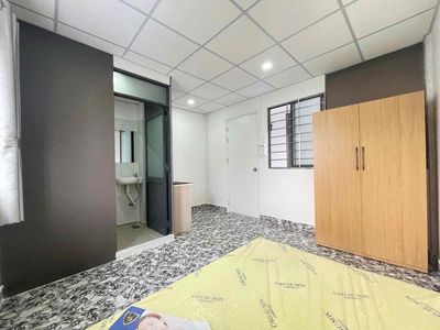 Near the University of Wentang, Yang Kuang Five, rented a new state room