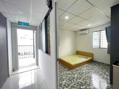 Near the University of Wentang, Yang Kuang Five, rented a new state room