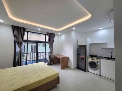 The super-high-priced balcony apartment -- full interior, near District 1.