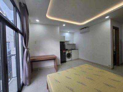 The super-high-priced balcony apartment -- full interior, near District 1.