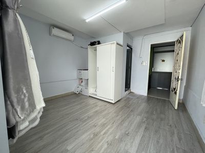 Rent the balcony. - There's air conditioning.