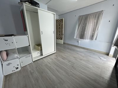Rent the balcony. - There's air conditioning.