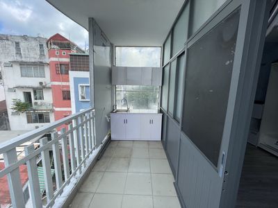 Rent the balcony. - There's air conditioning.