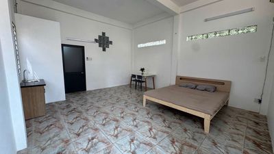 A 30-foot-wide bandol window motel full of furniture