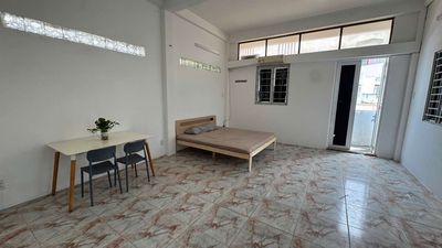 A 30-foot-wide bandol window motel full of furniture