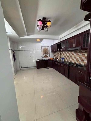 - Five bedrooms, six bathrooms.