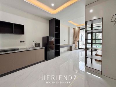 The elevator service apartment clears the heart of 5/8 interiors.