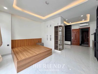 The elevator service apartment clears the heart of 5/8 interiors.