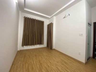 10 X5 M 1. 2th floor. Two floors. Two pb. Three roof toilets, on a cliff.
