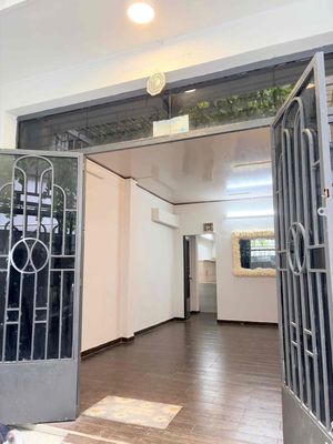 To rent the original house. Area: 4 x12 meters 1 MM 1st floor.Phan Đăng Lưu-7205 bedrooms
