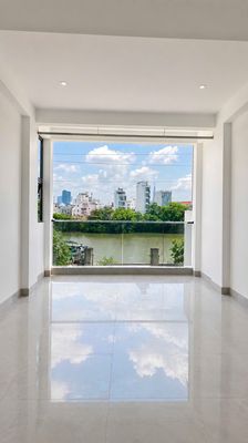 Renting eight stories away from the cave,viwe parallel is cool, District 7