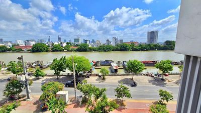 Renting eight stories away from the cave,viwe parallel is cool, District 7