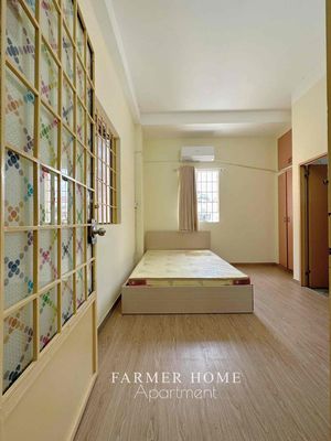 A super cheap window studio at the center