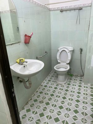 Rent the entire apartment. 1 st 3th floor 4th floor bedroom. Three toilets, 4 x 15 feet clean.