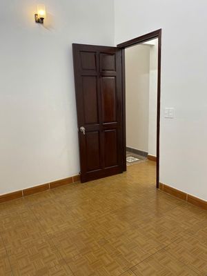 Rent the entire apartment. 1 st 3th floor 4th floor bedroom. Three toilets, 4 x 15 feet clean.