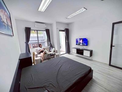 Rent a balcony bedroom, please.