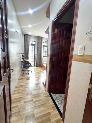The room is full of conveniences right up the District 8 high, with its own kitchen balcony.
