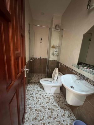 The room is full of conveniences right up the District 8 high, with its own kitchen balcony.