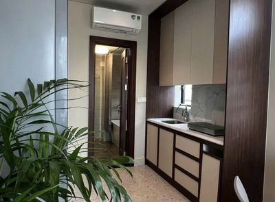 It's 100 percent-full interior balcony near the metro station. Ih Kaity