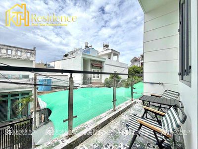 The super-size balcony interior is only 4/4x.