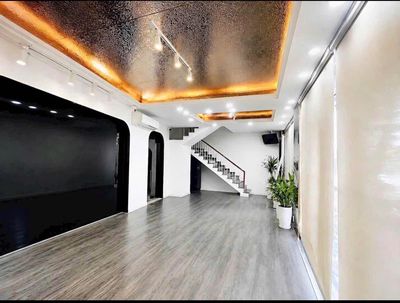 MM Nguyễn Văn Cừ -15 M - mid-trant rise: & danger, District 1-for hire