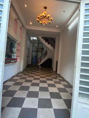 4 bedrooms -5 Funky toilets 3 stories